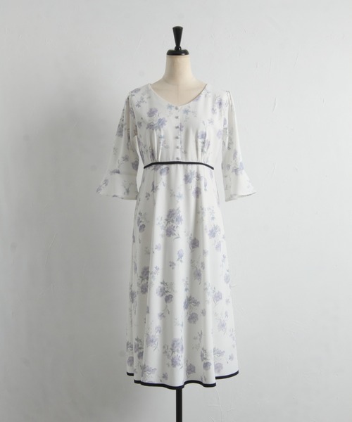 tocco closet（トッコ　クローゼット）の「くるみ飾り釦付き配色ライン入りフラワープリントワンピース（ワンピース・レディース・ピンク/ラベンダー・M）」の10枚目の写真