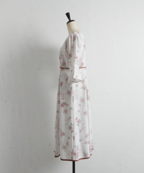 tocco closet（トッコ　クローゼット）の「くるみ飾り釦付き配色ライン入りフラワープリントワンピース（ワンピース・レディース・ピンク/ラベンダー・M）」の4枚目の写真