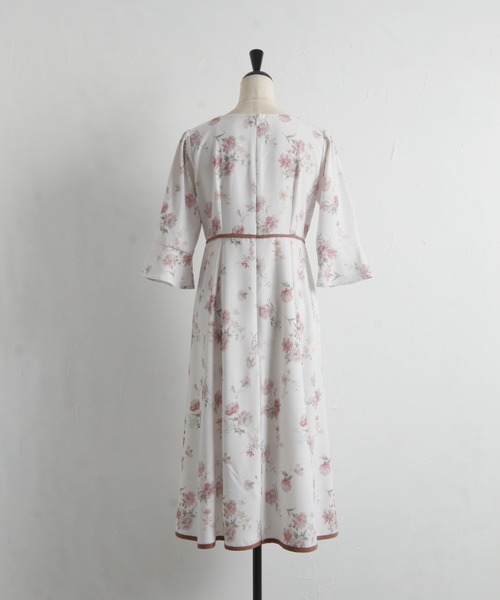 tocco closet（トッコ　クローゼット）の「くるみ飾り釦付き配色ライン入りフラワープリントワンピース（ワンピース・レディース・ピンク/ラベンダー・M）」の15枚目の写真