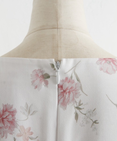 tocco closet（トッコ　クローゼット）の「くるみ飾り釦付き配色ライン入りフラワープリントワンピース（ワンピース・レディース・ピンク/ラベンダー・M）」の13枚目の写真