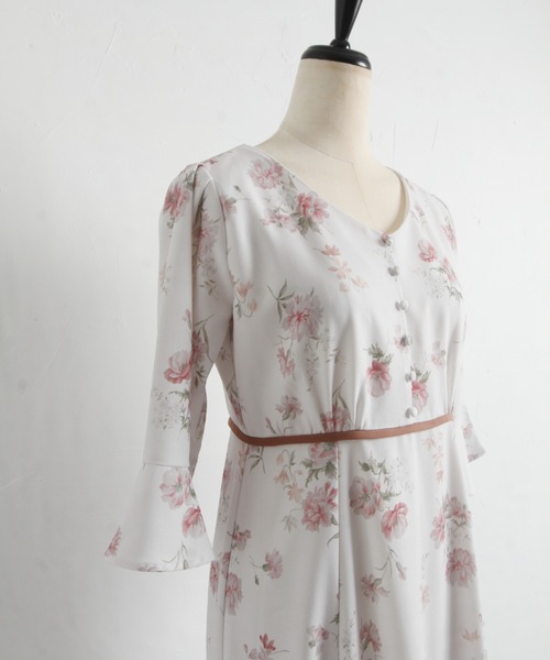 tocco closet（トッコ　クローゼット）の「くるみ飾り釦付き配色ライン入りフラワープリントワンピース（ワンピース・レディース・ピンク/ラベンダー・M）」の8枚目の写真