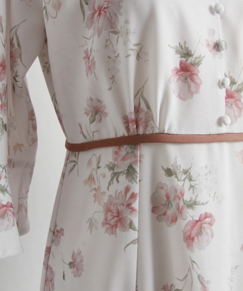 tocco closet（トッコ　クローゼット）の「くるみ飾り釦付き配色ライン入りフラワープリントワンピース（ワンピース・レディース・ピンク/ラベンダー・M）」の11枚目の写真