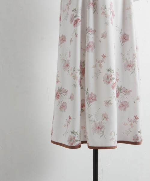 tocco closet（トッコ　クローゼット）の「くるみ飾り釦付き配色ライン入りフラワープリントワンピース（ワンピース・レディース・ピンク/ラベンダー・M）」の16枚目の写真