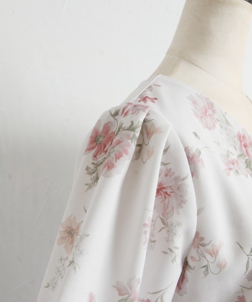 tocco closet（トッコ　クローゼット）の「くるみ飾り釦付き配色ライン入りフラワープリントワンピース（ワンピース・レディース・ピンク/ラベンダー・M）」の19枚目の写真