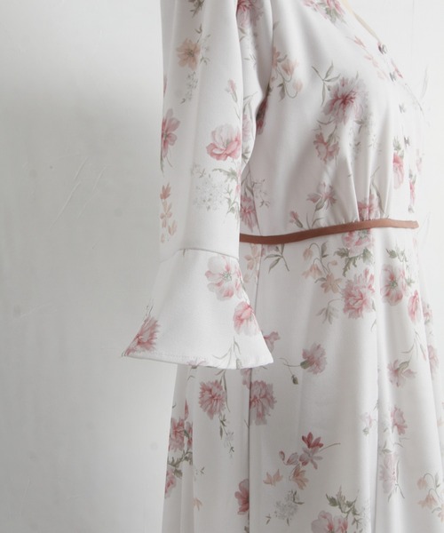tocco closet（トッコ　クローゼット）の「くるみ飾り釦付き配色ライン入りフラワープリントワンピース（ワンピース・レディース・ピンク/ラベンダー・M）」の5枚目の写真