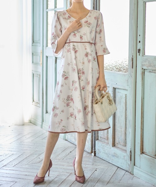 tocco closet（トッコ　クローゼット）の「くるみ飾り釦付き配色ライン入りフラワープリントワンピース（ワンピース・レディース・ピンク/ラベンダー・M）」の12枚目の写真