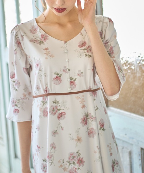 tocco closet（トッコ　クローゼット）の「くるみ飾り釦付き配色ライン入りフラワープリントワンピース（ワンピース・レディース・ピンク/ラベンダー・M）」の20枚目の写真