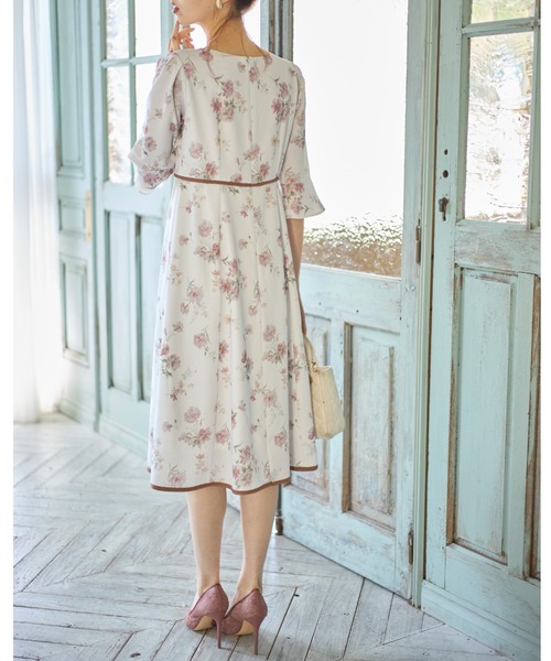 tocco closet（トッコ　クローゼット）の「くるみ飾り釦付き配色ライン入りフラワープリントワンピース（ワンピース・レディース・ピンク/ラベンダー・M）」の7枚目の写真
