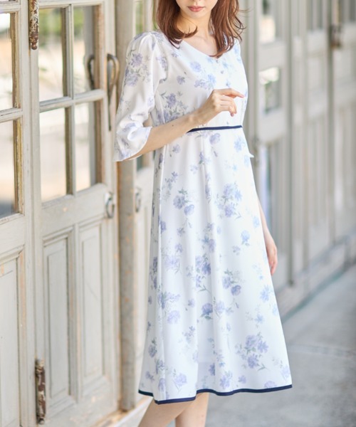 tocco closet（トッコ　クローゼット）の「くるみ飾り釦付き配色ライン入りフラワープリントワンピース（ワンピース・レディース・ピンク/ラベンダー・M）」の17枚目の写真
