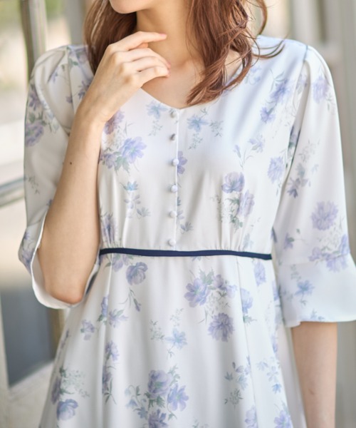tocco closet（トッコ　クローゼット）の「くるみ飾り釦付き配色ライン入りフラワープリントワンピース（ワンピース・レディース・ピンク/ラベンダー・M）」の9枚目の写真