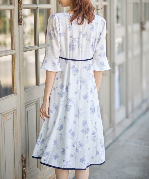tocco closet（トッコ　クローゼット）の「くるみ飾り釦付き配色ライン入りフラワープリントワンピース（ワンピース・レディース・ピンク/ラベンダー・M）」の3枚目の写真