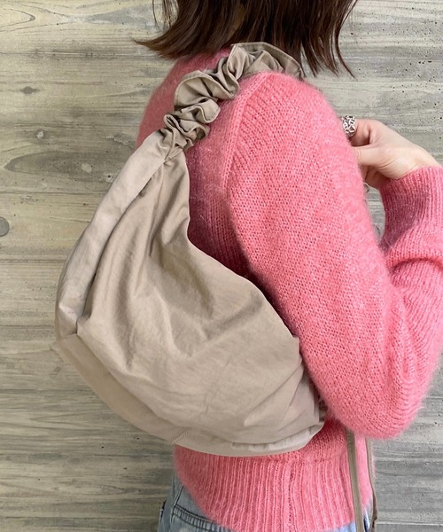 She's Closet（シーズクローゼット）の「ドローコードシャーリングハンドルショルダーバッグ/ギャザーハンドバッグ（ショルダーバッグ・レディース・ベージュ/アイボリー/スモークピンク/ブラック・FREE）」の4枚目の写真