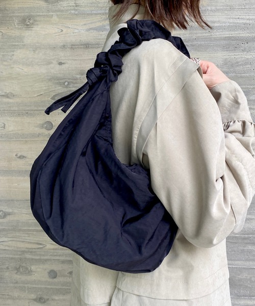 She's Closet（シーズクローゼット）の「ドローコードシャーリングハンドルショルダーバッグ/ギャザーハンドバッグ（ショルダーバッグ・レディース・ベージュ/アイボリー/スモークピンク/ブラック・FREE）」の3枚目の写真