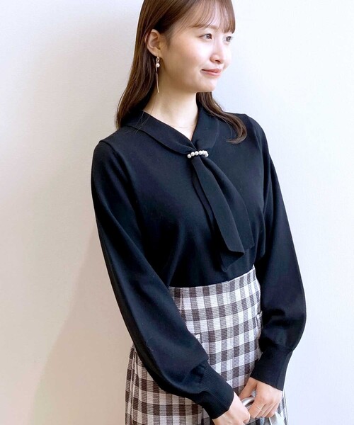 index（インデックス）の「◆≪新色追加/7color≫ フェイクパールボウタイデザインニット【洗濯機洗い可】（ニット/セーター・レディース・オフホワイト/ブラック/ピンク系1/グレー系4/ホワイト系7/ライトオレンジ系/サックスブルー系7・40/38/42/36）」の10枚目の写真