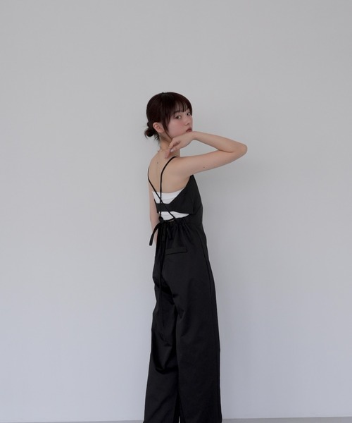 Uenui（ウニュイ）の「バックオープン ステッチ キャミサロペット オールインワン クロス ハーフジップ ハイウエスト（サロペット/オーバーオール・レディース・ホワイト/ブラック・FREE）」の9枚目の写真