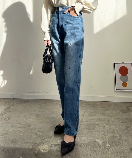 Futier land(フューティアランド)の「ハート刺繍デニムテーパードパンツ(デニムパンツ・レディース・インディゴブルー/ライトブルー・FREE)」の10枚目の写真