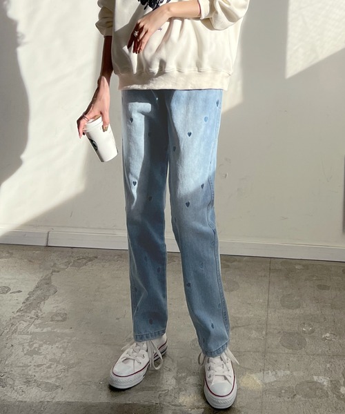 Futier land(フューティアランド)の「ハート刺繍デニムテーパードパンツ(デニムパンツ・レディース・インディゴブルー/ライトブルー・FREE)」の21枚目の写真