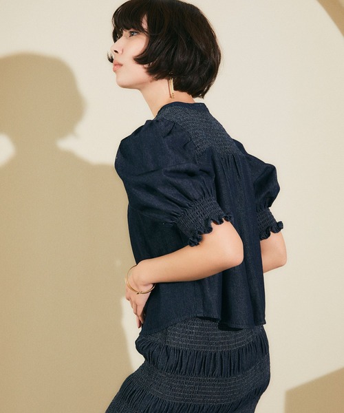 ELLEgirl(エルガール)の「ギャザーパフスリーブブラウス【ELLEgirl/エル ガール】(シャツ/ブラウス・レディース・インディゴブルー/ブラック・FREE)」の4枚目の写真