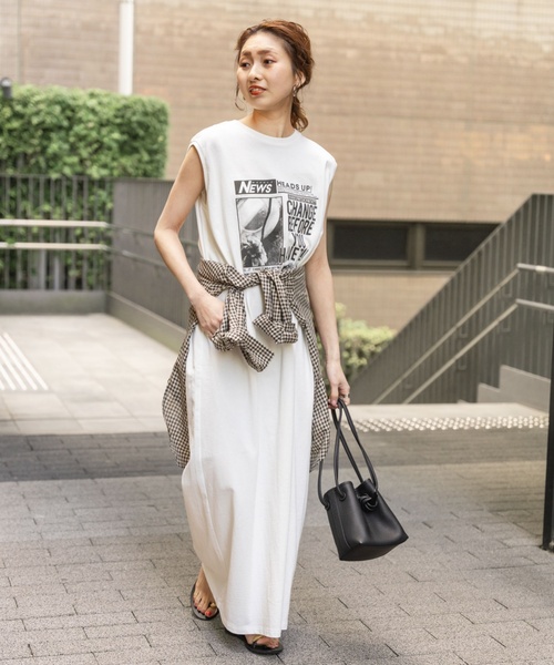 Spick & Span(スピックアンドスパン)の「ニュースプリントノースリーブワンピース(ワンピース・レディース・ホワイト・FREE)」の3枚目の写真