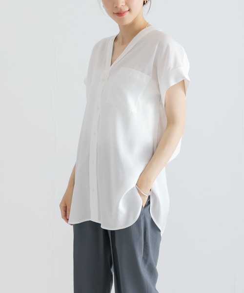 URBAN RESEARCH(アーバンリサーチ)の「ブロードカラーレスハーフスリーブブラウス(Tシャツ/カットソー・レディース・オフホワイト/ブラック/ブルー系その他・FREE)」の4枚目の写真