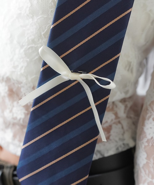 SPINNS（スピンズ）の「リボン付ラインネクタイ（ネクタイ・レディース・ブラウン/レッド/ネイビー・ONESIZE）」の9枚目の写真