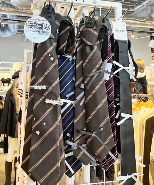 SPINNS（スピンズ）の「リボン付ラインネクタイ（ネクタイ・レディース・ブラウン/レッド/ネイビー・ONESIZE）」の16枚目の写真