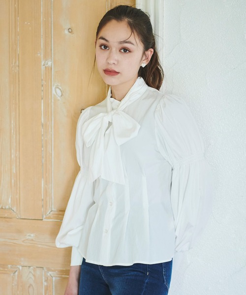 31 Sons de mode（トランテアン　ソン　ドゥ　モード）の「タックボディパフスリボウタイブラウス（シャツ/ブラウス・レディース・オフホワイト/チャコールグレー/ライトグレー/ワイン・フリー）」の2枚目の写真