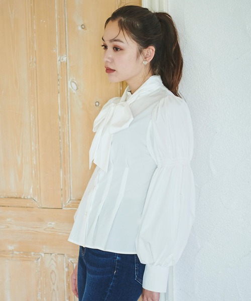 31 Sons de mode（トランテアン　ソン　ドゥ　モード）の「タックボディパフスリボウタイブラウス（シャツ/ブラウス・レディース・オフホワイト/チャコールグレー/ライトグレー/ワイン・フリー）」の6枚目の写真