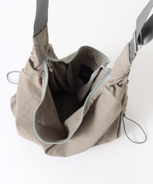 EDIFICE(エディフィス)の「Techy Sling バッグ(ショルダーバッグ・メンズ・チャコールグレー/ブラック/ベージュ・FREE)」の8枚目の写真
