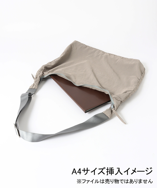 EDIFICE(エディフィス)の「Techy Sling バッグ(ショルダーバッグ・メンズ・チャコールグレー/ブラック/ベージュ・FREE)」の9枚目の写真
