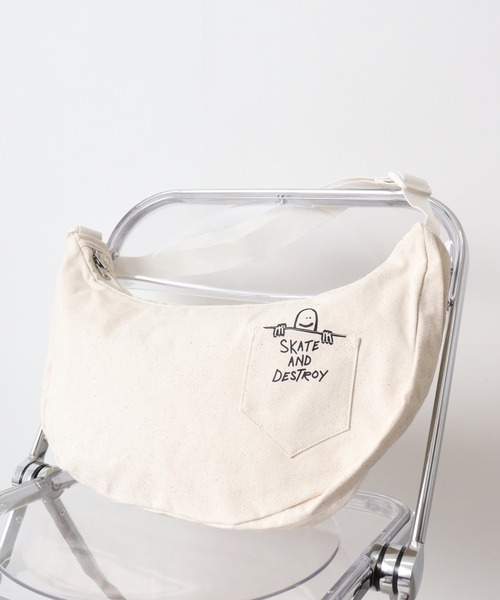 THRASHER(スラッシャー)の「THRASHER キャンバスショルダーバッグ(ショルダーバッグ・メンズ・ホワイト系その他/ブラック系その他/ホワイト系その他2/ブラック系その他2・FREE)」の2枚目の写真