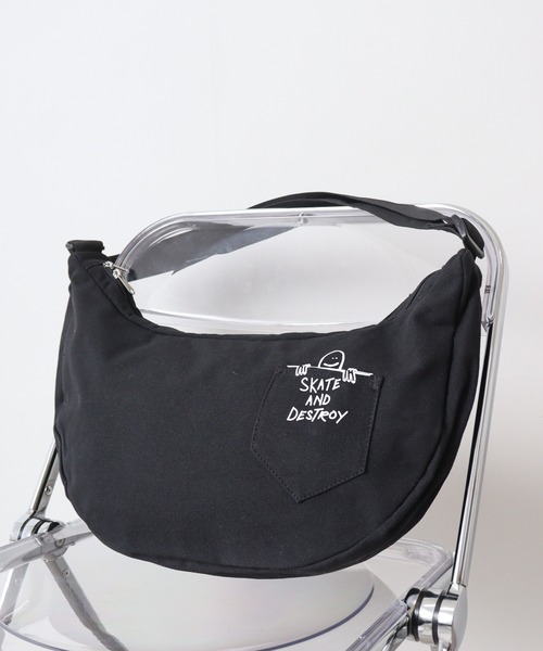 THRASHER(スラッシャー)の「THRASHER キャンバスショルダーバッグ(ショルダーバッグ・メンズ・ホワイト系その他/ブラック系その他/ホワイト系その他2/ブラック系その他2・FREE)」の3枚目の写真