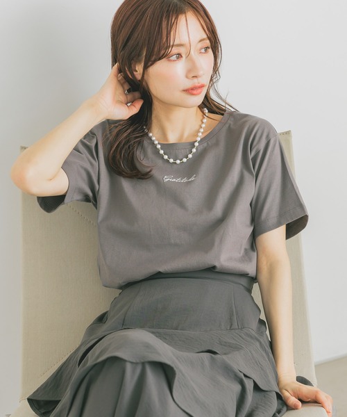 mysty woman（ミスティウーマン）の「ロゴ刺繍Tシャツ  329063（Tシャツ/カットソー・レディース・オフホワイト/チャコールグレー/ブラック・FREE）」の3枚目の写真