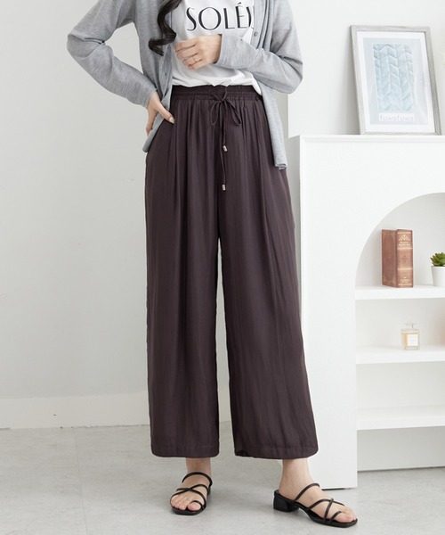 Viola e Viola(ヴィオラエヴィオラ)の「ひんやりサテンパンツ(その他パンツ・レディース・ライトベージュ/チャコール/グレイッシュブルー・LL/L/M/3L)」の2枚目の写真