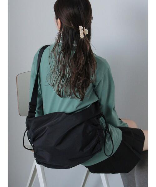 ehka sopo（エヘカソポ）の「シャーリングショルダーバッグ（ハンドバッグ・レディース・ブラック/カーキ/キナリ・F）」の3枚目の写真