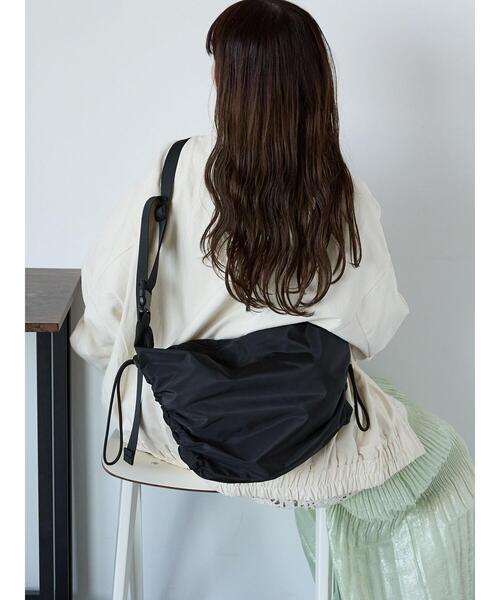 ehka sopo（エヘカソポ）の「シャーリングショルダーバッグ（ハンドバッグ・レディース・ブラック/カーキ/キナリ・F）」の8枚目の写真