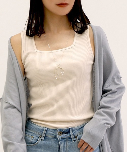 CLOTHY（クロシィ）の「【オールシーズン使える万能インナー♪】テレコ2WAYリブタンクトップ（タンクトップ・レディース・オフホワイト/ブラック/アイボリー/ネイビー/イエロー/モカ/ブラウン/ダークブラウン/レッド/ピンク/オレンジ・MEDIUM/LARGE）」の3枚目の写真