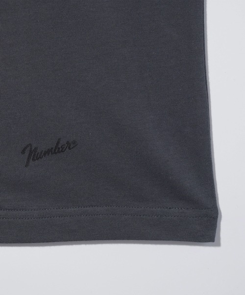 NUMBER (N)INE（ナンバーナイン）の「【NUMBER(N)INE/ナンバーナイン】BASIC HEM PRINTED POCKET T-SHIRT / ベーシック ワンポイント ロゴプリント ポケット Tシャツ（Tシャツ/カットソー・メンズ・ブラック/ホワイト/チャコールグレー・M/L/XL）」の7枚目の写真