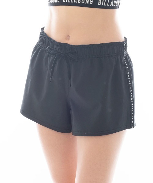 BILLABONG GIRL(ビラボンガール)の「BILLABONG レディース SIDE LOGO TAPE SOLID SHORT BOARDSHORTS ボードショーツ 【2025年春夏モデル】/ビラボン水陸両用ウエストゴムサーフトランクス・ボードショーツ・バギーショーツ(水着)(水着・レディース・ブラック・MEDIUM/LARGE)」の1枚目の写真