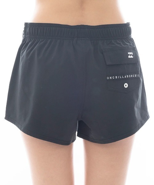 BILLABONG GIRL(ビラボンガール)の「BILLABONG レディース SIDE LOGO TAPE SOLID SHORT BOARDSHORTS ボードショーツ 【2025年春夏モデル】/ビラボン水陸両用ウエストゴムサーフトランクス・ボードショーツ・バギーショーツ(水着)(水着・レディース・ブラック・MEDIUM/LARGE)」の2枚目の写真