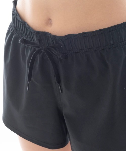BILLABONG GIRL(ビラボンガール)の「BILLABONG レディース SIDE LOGO TAPE SOLID SHORT BOARDSHORTS ボードショーツ 【2025年春夏モデル】/ビラボン水陸両用ウエストゴムサーフトランクス・ボードショーツ・バギーショーツ(水着)(水着・レディース・ブラック・MEDIUM/LARGE)」の3枚目の写真