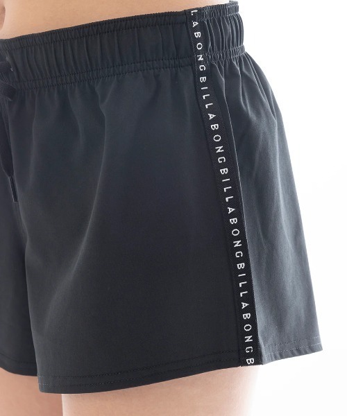 BILLABONG GIRL(ビラボンガール)の「BILLABONG レディース SIDE LOGO TAPE SOLID SHORT BOARDSHORTS ボードショーツ 【2025年春夏モデル】/ビラボン水陸両用ウエストゴムサーフトランクス・ボードショーツ・バギーショーツ(水着)(水着・レディース・ブラック・MEDIUM/LARGE)」の5枚目の写真