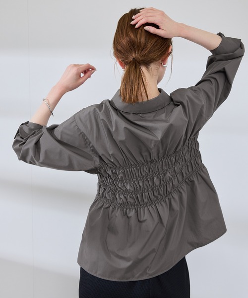 ROPE' PICNIC(ロペピクニック)の「【WEB限定】【emur/エミュール】シャーリングシャツ(シャツ/ブラウス・レディース・チャコールグレー/オフホワイト/サックスブルー・38)」の9枚目の写真