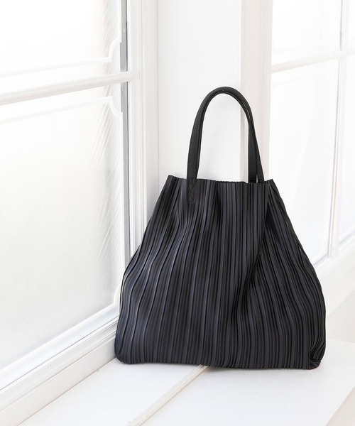 CARETTE(カレット)の「プリーツ生地のフォーマルバッグ(トートバッグ・レディース・ブラック/ネイビー・ONE SIZE)」の1枚目の写真