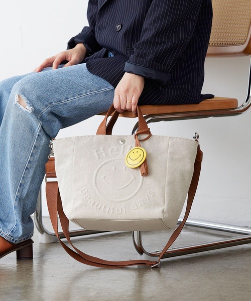 Breath TOPKAPI(ブレストプカピ)の「【Breath TOPKAPI】SMILE COLLETION エンボス スマイル 2way トートバッグ /スマイルチャーム付き(トートバッグ・レディース・ブラック/ベージュ・FREE)」の2枚目の写真