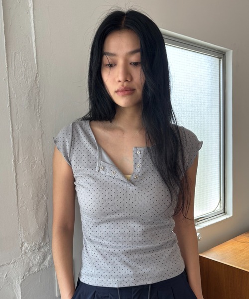 FUULLY STUDIO(フーリィーステューディオ)の「ミニドットヘンリートップス(Tシャツ/カットソー・レディース・グレー/チャコールグレー・FREE)」の18枚目の写真