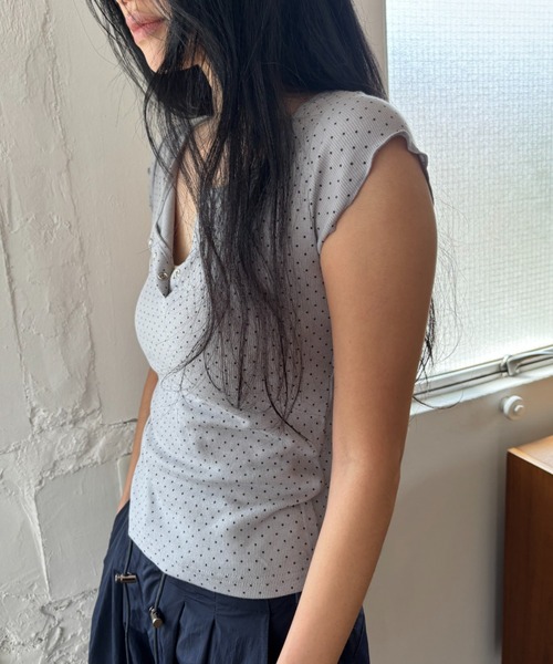 FUULLY STUDIO(フーリィーステューディオ)の「ミニドットヘンリートップス(Tシャツ/カットソー・レディース・グレー/チャコールグレー・FREE)」の22枚目の写真