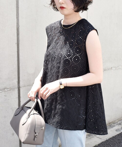 quaranciel(カランシエル)の「quaranciel:〈手洗い可能〉フラワー 刺繍 アイレット ノースリーブ フレア プルオーバー(シャツ/ブラウス・レディース・ブラック/ホワイト/ブラウン・ONE SIZE)」の2枚目の写真