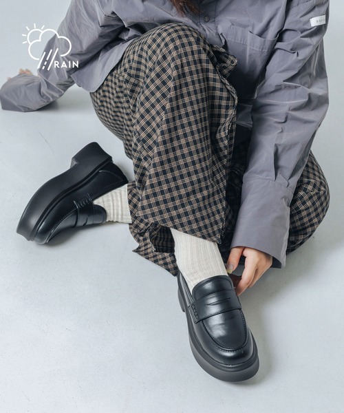 EVOL（イーボル）の「【晴雨兼用・軽量】プラットフォームコインローファー IZ5788（レインシューズ・レディース・ブラウン/ブラック/アイボリー・S/M/L/LL）」の2枚目の写真