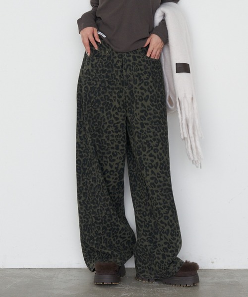 RAY CASSIN（レイカズン）の「【ウエスト調節可/2サイズ展開】ヒョウ柄サイド切替デニムワイドパンツ（デニムパンツ・レディース・グリーン系その他2/ベージュ系その他2/ブルー系その他2/ブラウン・FREE）」の3枚目の写真